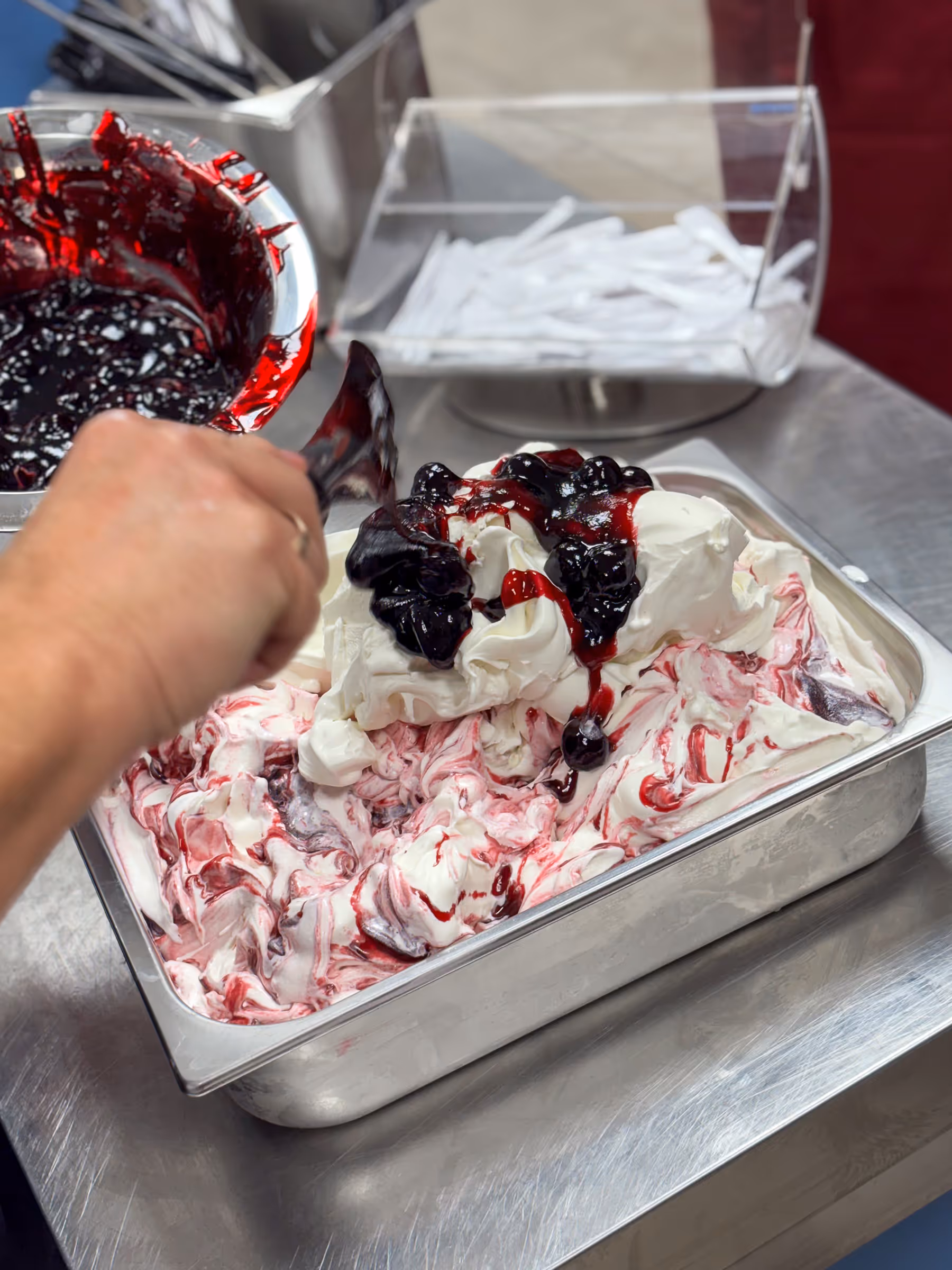 Amarena-Speiseeis mit Fruchtsoße und Beeren
