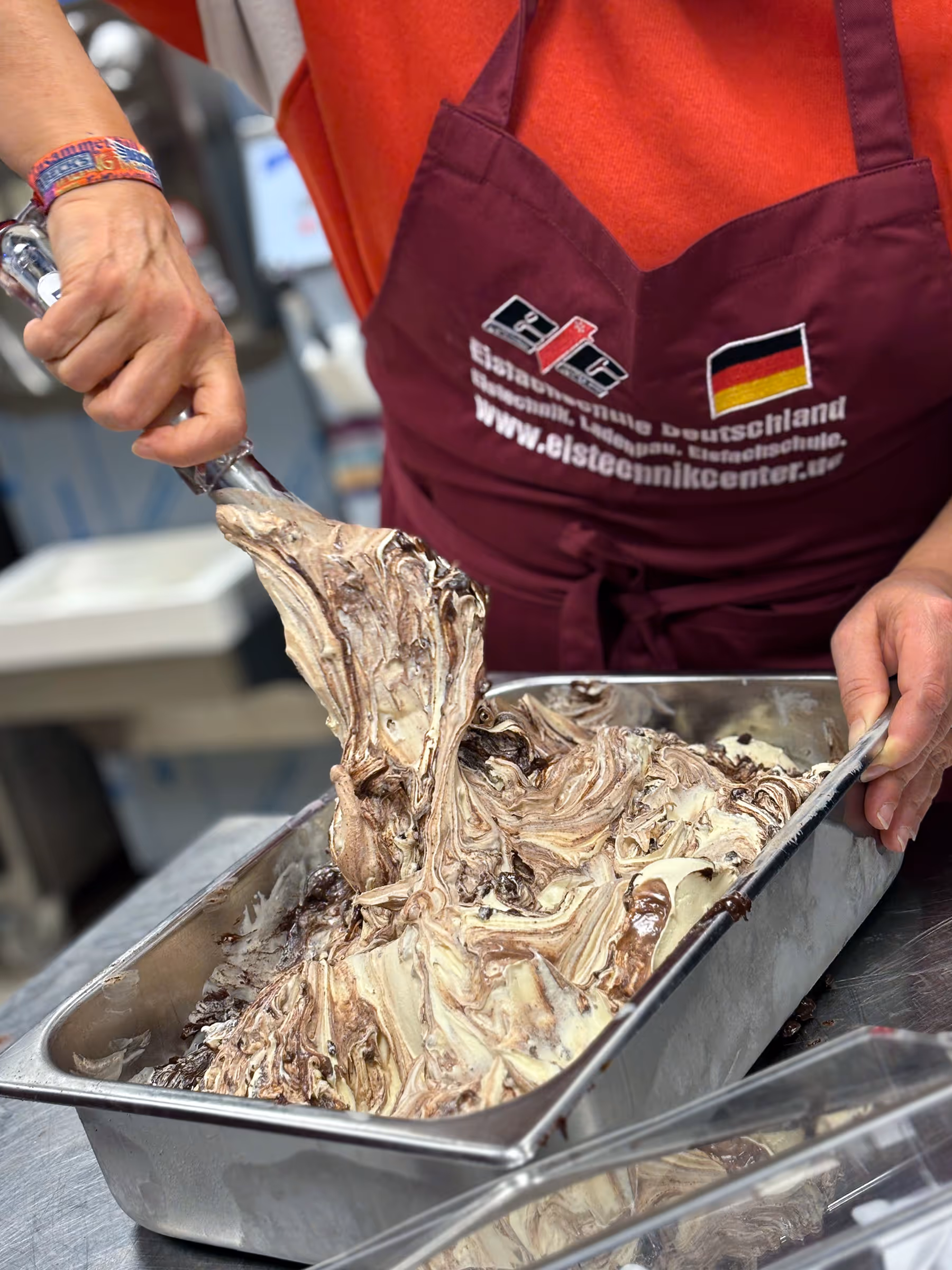 Cookie-Eis wird in der Lehrküche portioniert