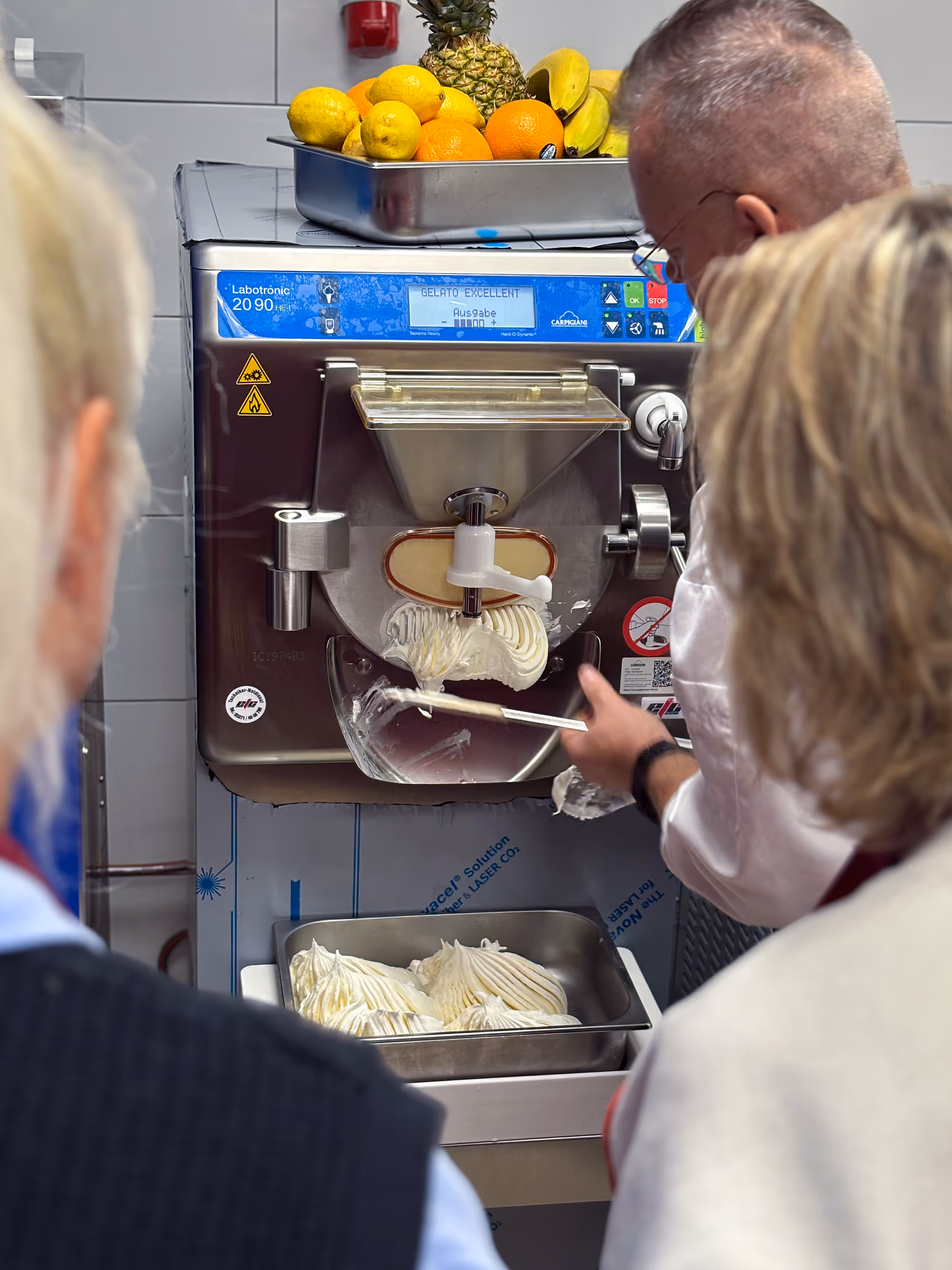 Eismaschine bei der Speiseeisherstellung im Seminar