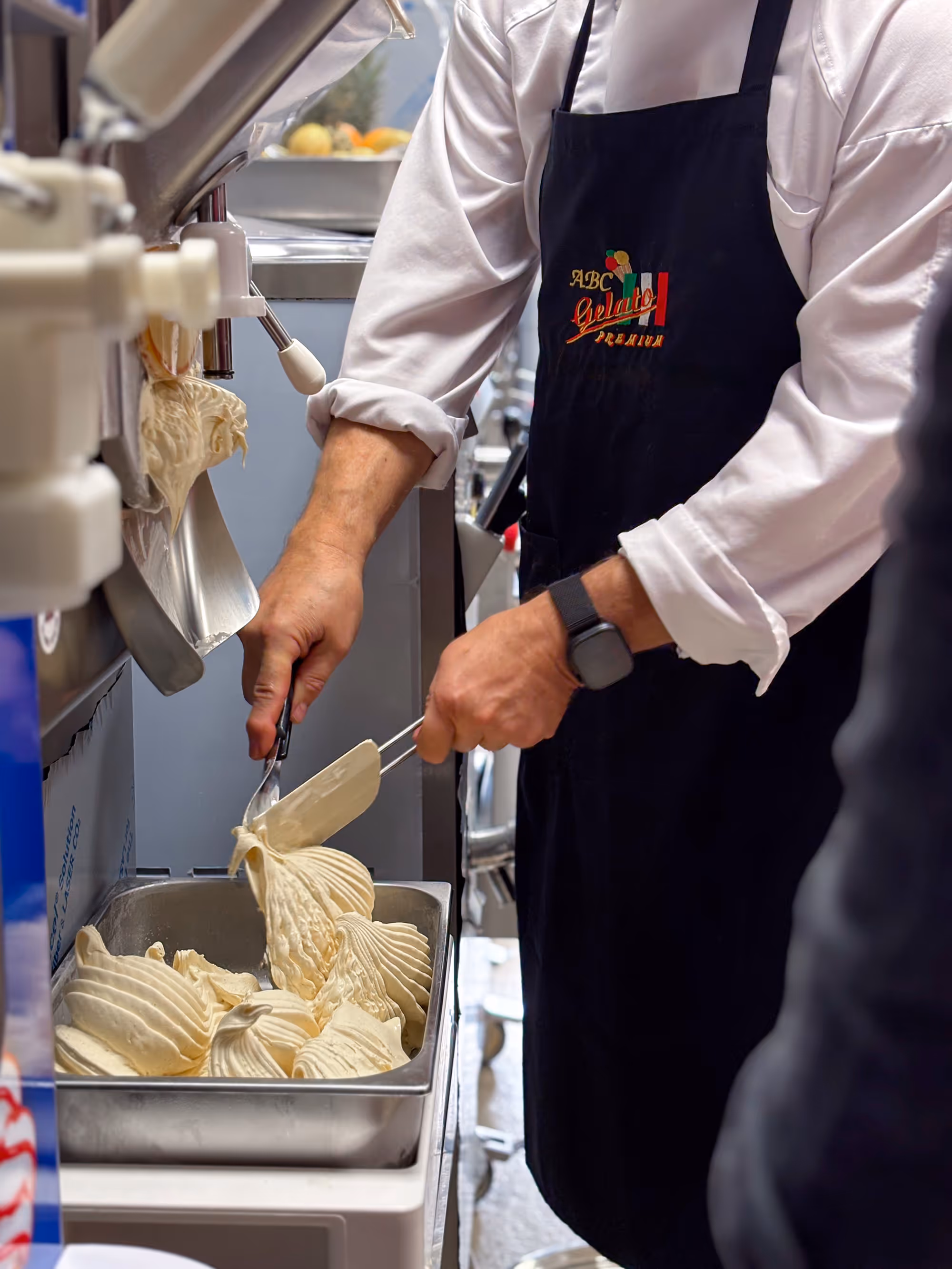 Teilnehmerin bei der Speiseeisherstellung an der Eismaschine