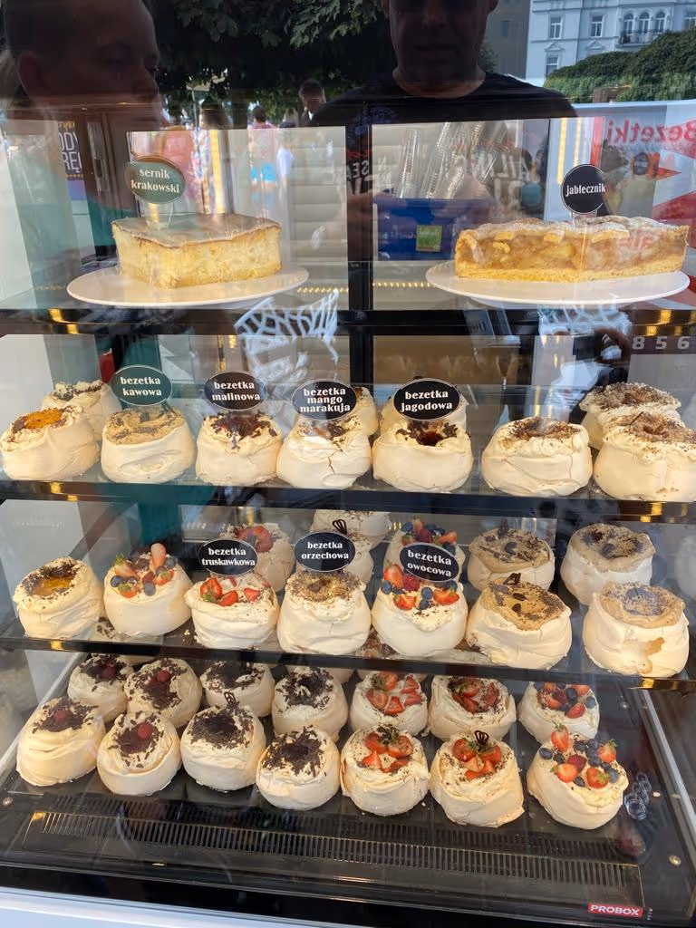 Kuchenvitrine mit polnischen Spezialitäten wie Sernik, Apfelkuchen und verschiedenen Desserts in der Eismanufaktur Lipp