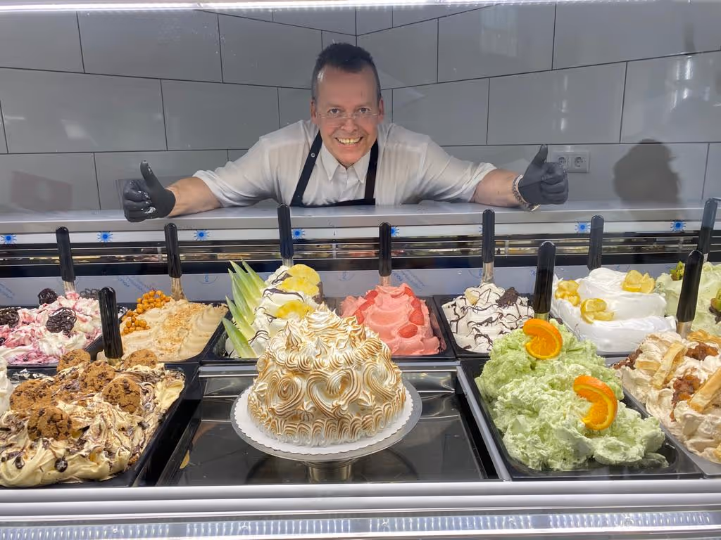 Michael Gellert hinter der Eistheke mit handwerklich hergestellten Eissorten
